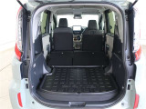 セカンドシートを倒すと長い荷物が積めるラゲージスペースに。