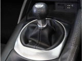 【シフトレバー】シフトもとても操作しやすいデザインになっております。運転する人の事を第一に考えた操作性の高い仕様です。