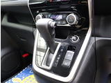 『1台』のお車に対して、3名体制で日々議論を重ね仕入れを行っております。