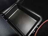 便利な収納ポケット、小物入れを各所に配置しています。
