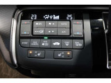 運転席と助手席の温度設定の変更が可能な左右独立タイプのデュアルエアコンです♪♪♪暑がりな人・寒がりな人も誰もが車内を快適にお過ごしいただけます♪♪♪