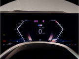【メーターパネル】最も重要なスピード・メーターとタコ・メーターとを共に同じ位置に最大限の大きさで配置。ドライビング中のドライバーの視線を可能な限り逸らす事無く安心安全なドライビングをしてもらう拘りです