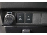 運転席と助手席には寒い日の肩や腰、冷えやすい下肢を温めてくれるシートヒーターが付いております!