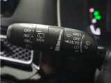 ◆ワイパー・ウォッシャースイッチ◆ワイパーは雨量に応じて切り替え可能なスイッチがついており、ウォッシャースイッチは手前に引くと噴射してフロントガラスを綺麗にしてくれます。