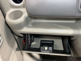 【グローブボックス】容器がせり出してくるバケットタイプ!一目で中身を把握でき、取り出しやすさにも優れます!