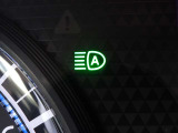 【ハイビームアシスト】先行車または対向車の有無や周辺の明るさなどに応じて、ヘッドライトのハイビーム(上向き)とロービーム(下向き)を自動で切り替えます。