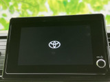 ダッシュボード上に画面が配置され、運転中も視線を大きく移さず確認しやすい位置です。画面と音量つまみがまとまり、日々の移動で扱いやすい装備です。