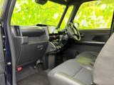 前席からフロントガラスまで見通しがよく、開放感のある運転席まわりです。シートは落ち着いた色合いで、助手席との距離感にもゆとりがあり、日々の移動を快適に支えます。