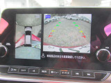 【アラウンドビューモニター装備】 バックカメラによる後方の確認だけでなく4つのカメラで真上から見ている様に周囲360度を写し出し、自車周辺の詳細な状況を確認出来ます。狭い場所での取り回しも安心です。