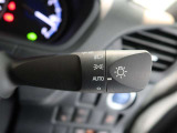 オートマチックハイビームとは、先行車や対向車のライトを認識し、ハイビームとロービームを自動で切り替える機能です。夜道の視界を確保します。詳細は販売店スタッフまでおたずねください。