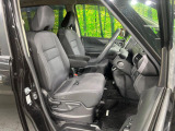 運転席まわりには十分なスペースがあり、大柄な方でもゆったり運転していただける環境です。