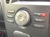 【オートエアコン】一度お好みの温度に設定すれば、車内の温度を検知し風量や温度を自動で調整。暑い&hellip;寒い&hellip;と何度もスイッチ操作をする必要はありません。快適な車内空間には必須の機能ですね♪
