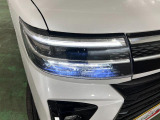 白く明るい光で夜間走行をサポートするLEDヘッドランプを搭載