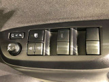 パワーウィンドのスイッチです。運転席に座りながら、助手席や後席の窓を開け閉めできるので大変便利ですよ。