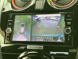 車両周辺を俯瞰した表示と後方の映像を画面で確認でき、駐車時など周囲を確かめたい場面で役立ちます。画面上のガイド表示も目安にしながら、落ち着いて操作できます。
