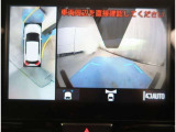 【パノラマモニター】に搭載した4つのカメラにより、車を真上から見ているような映像を表示。運転席から確認しにくい車両周囲の状況を把握できます。