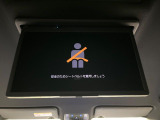 【14型有機ELフリップダウン】三列目からでも迫力のエンタメが観れる大画面フリップダウン。有機ELのモニターでは、一般的なフリップダウンよりも高コントラストでキレイな映像を楽しめます。
