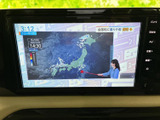 テレビ番組を画面で視聴でき、停車中の待ち時間にも活用できます。ニュースや天気予報などの情報を確認したいときにも便利で、車内で過ごす時間に役立つ装備です。