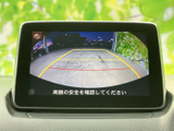 後方の映像とガイドラインを画面で確認でき、駐車時の周囲確認に役立ちます。目視での安全確認とあわせて活用できる、日常の駐車をサポートする装備です。