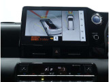 サイドクリアランスビュー表示中に、旋回時の運転操作に合わせて自動で車両を斜め後方から見たような映像を表示。
