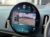 後方の映像を車載画面に表示するバックカメラ。駐車や車庫入れをサポートし、ガイドラインで距離や角度を確認でき、安全でスムーズな運転を助けます。