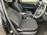 前席は視界が広く、運転席と助手席それぞれにゆったり座れるレイアウト。落ち着いた色合いのシートやドアまわりで、運転する方も同乗される方もくつろぎやすい空間です。