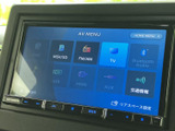 オーディオメニューには複数の音源や交通情報の項目が並び、用途に合わせて選びやすい画面構成です。タッチ操作で必要なメニューを確認でき、日常使いにも便利です。
