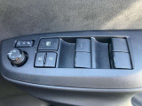 全席パワーウインドです。ドアミラーの格納調整も行えます!