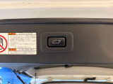 【パワーバックドア】ワンタッチでバックドアが開き、閉める場合もワンタッチで操作可能で便利性UPです☆運転席からも、スマートキーからの操作も可能です♪