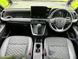 前席は運転席から助手席まで見渡しやすく、前方の視界も開けた印象です。柄入りのシートと落ち着いた色合いで、毎日の乗り降りも快適です。