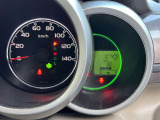 メーターの中の照明がグリーンになるように運転すると、よりエコドライブに。楽しくわかりやすい表示で、エコドライブをサポートします。