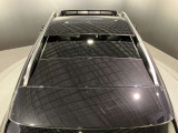 パノラミックルーフは、太陽の光を大きく取り入れあたかもオープンカーに乗っているような雰囲気をか持ち出します。非常に気持ちよく過ごせるオプションとなっております。