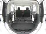 【シートアレンジ可能】ゆとりあるワイドな車内空間は、ドライブを始め買い物やレジャーなど、幅広く活躍します。一人でもみんなとでもお出かけを楽しみましょう!