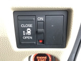 左側に電動スライドドアを装備。ワンタッチで開閉できるため、荷物の積み降ろしやお子さまの乗り降りがスムーズです。