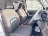 運転席まわりには十分なスペースがあり、大柄な方でもゆったり運転していただける環境です。