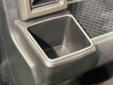 助手席埋め込み式カップホルダー(太ボトル600mm収納可能)