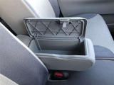 運転席と助手席の間には、ひじ掛けが付いています。収納ボックスも兼ねているので、小物も収納でき車内をスッキリと片付けられます。