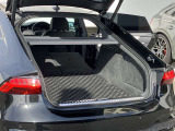 スクエアに造られたトランクルームです。開口部が大きいく々とした荷室は、多くの荷物を積み込むことができます。
