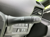 レバー上のマークが確認しやすく、必要な操作を手元で行える配置です。運転中も視線を大きくそらさず扱いやすく、日々の運転を支える身近で実用的な装備です。