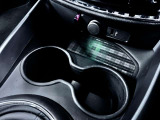 センターコンソールの前方に2個並んで配置されているのが特徴です。MINIのアイコンである「丸」のモチーフが落とし込まれており、手の届きやすい位置で使いやすいです。