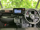 運転席まわりは前方を見渡しやすい視界が広がり、メーターや画面も目に入りやすい配置です。シートは落ち着いた色合いで、毎日の乗車にもなじみます。