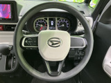 左右のスポークに複数のスイッチを備え、運転姿勢を保ったまま手元で各種操作が可能です。メーターとの位置関係も分かりやすく、日常の運転を支える装備です。