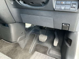 駐車ブレーキは指で操作する電動式です