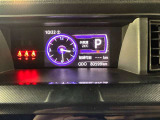 視認性に優れたメーターを採用しており、走行中でも車速や情報が分かりやすく表示されます。運転時の視線移動をむりのない範囲に抑え、快適で安心感のあるドライブをサポートします。