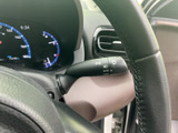レバーには方向指示やライト関連の表示があり、運転席から確認しやすい配置です。必要な表示を手元で確かめられるため、日常の運転時にも扱いやすく便利です。