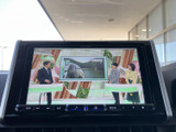 停車中にテレビ番組などの映像を楽しめる画面を備え、休憩時間も車内で心地よく過ごせます。見やすい位置に設置されており、日常のお出かけ先でも便利に活用いただけます。