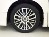 かっこいいホイールですね。 車のイメージを大きく左右するホイール部分はコダワリを持ちたいですね。