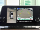 【全方位モニター】まるでクルマを真上から見下ろしたかのような視点で駐車をサポートします!クルマの斜め後ろや真横など、前後左右の4つのカメラの映像が合成されて、モニターに映し出されます。