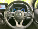 ステアリングには左右にスイッチが配置され、運転姿勢を保ちながら手元で各種操作を行えます。メーターや画面との位置関係も確認しやすく、日々の運転で扱いやすい装備が整っています。
