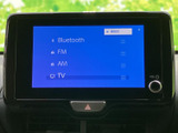 BluetoothやFM、AM、テレビなどの選択肢が一覧で表示され、使いたい音源を見つけやすい画面です。メニューが整理されており、音楽やラジオを楽しむ際にも便利です。